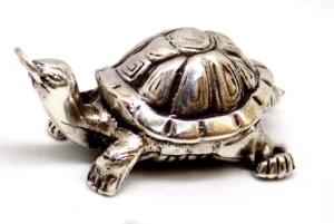 Ezüst teknős figura