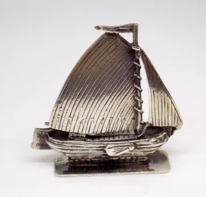 Ezüst vitorlás figura