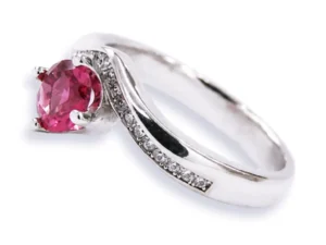 ezüst női gyűrű v alakú kialakítással pink cirkónia kővel